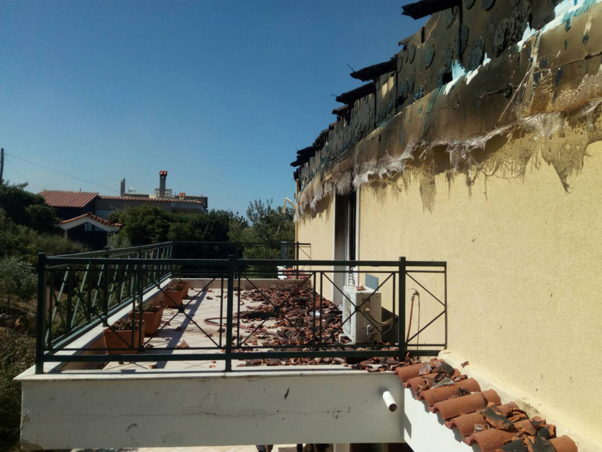 Φωτιά στην Πεντέλη: Ηλικιωμένη στην Ανθούσα βρήκε το σπίτι της στάχτη - «Χάθηκαν οι κόποι μιας ζωής»