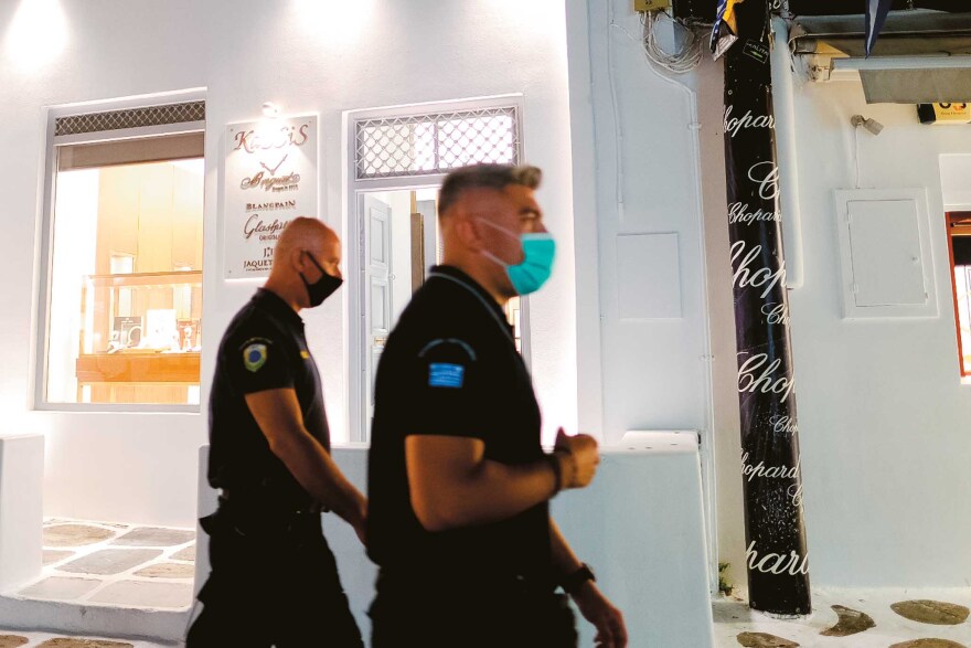 10 «Ράμπο» και 5 «Πουαρό» κάνουν... φύλλο και φτερό την Μύκονο 