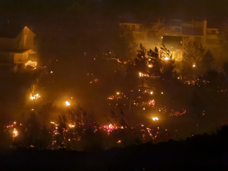 Φωτιά στην Πεντέλη: Κάηκαν σπίτια στην Παλαιά Πεντέλη - Εκκένωση προς Βριλήσσια