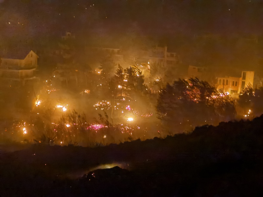 Φωτιά στην Πεντέλη: Κάηκαν σπίτια στην Παλαιά Πεντέλη - Εκκένωση προς Βριλήσσια