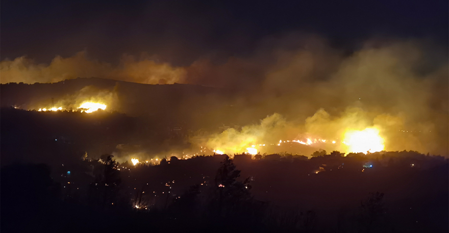 Φωτιά στην Πεντέλη: Κάηκαν σπίτια στην Παλαιά Πεντέλη - Εκκένωση προς Βριλήσσια
