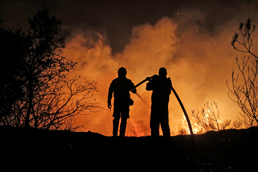 Φωτιά στην Πεντέλη: Οι υπεράνθρωπες μάχες των πυροσβεστών με τις φλόγες – Δείτε βίντεο και φωτογραφίες
