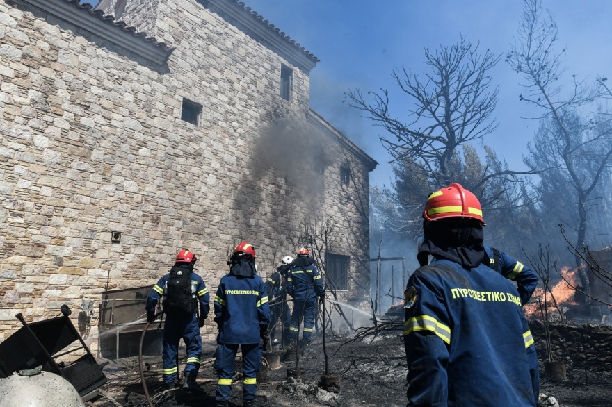 Φωτιά στην Πεντέλη: Καμένα σπίτια, οχήματα κι επιχειρήσεις αφήνει πίσω της η πυρκαγιά 
