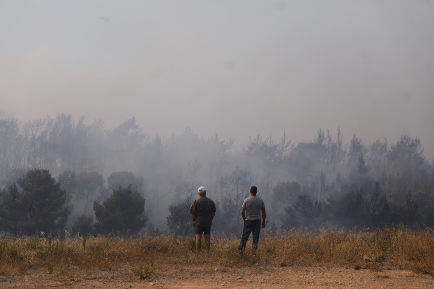 Μεγάλη πυρκαγιά στα Μέγαρα: Απειλείται και το Αλεποχώρι - Εκκενώθηκαν οικισμοί