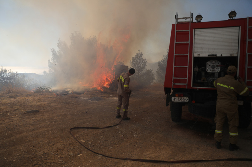 Μεγάλη πυρκαγιά στα Μέγαρα: Απειλείται και το Αλεποχώρι - Εκκενώθηκαν οικισμοί