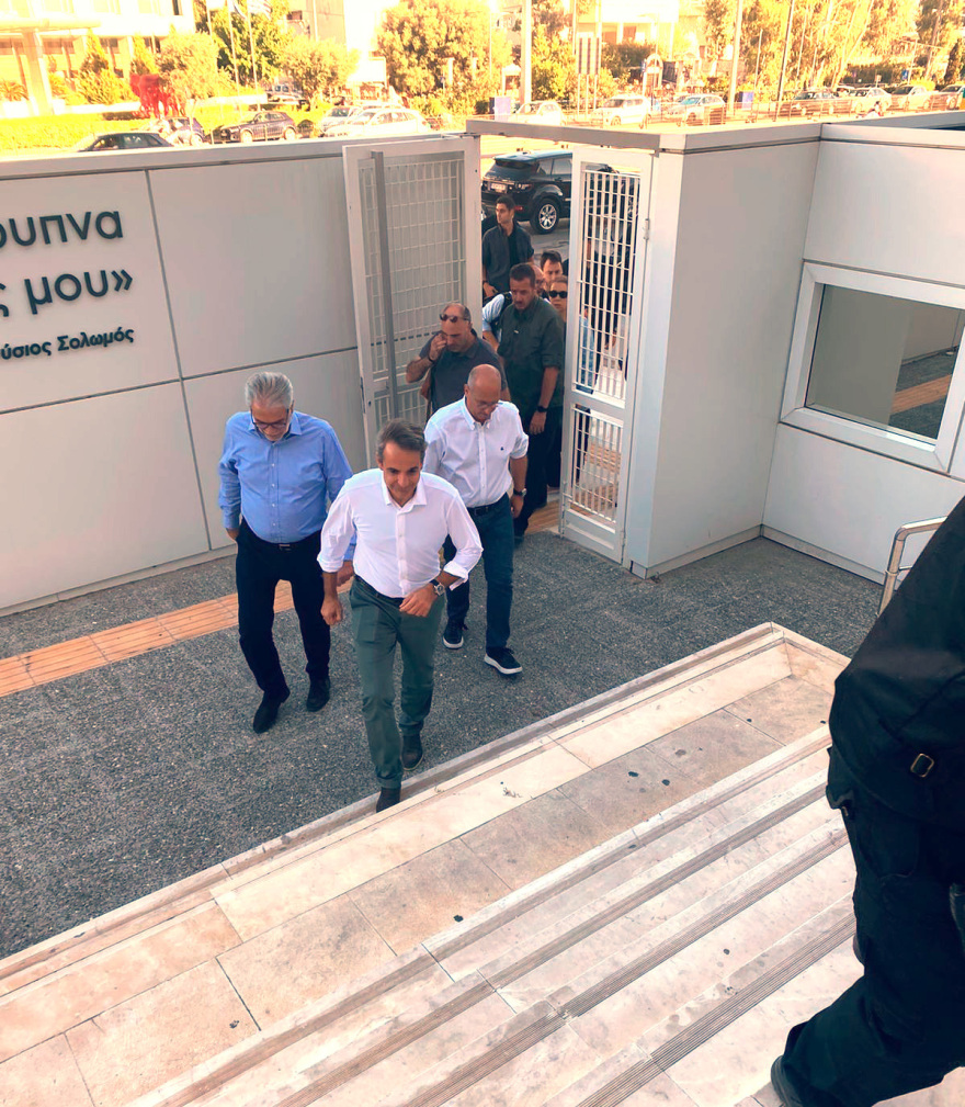 Στο Συντονιστικό Κέντρο της Πολιτικής Προστασίας ο Κυριάκος Μητσοτάκης