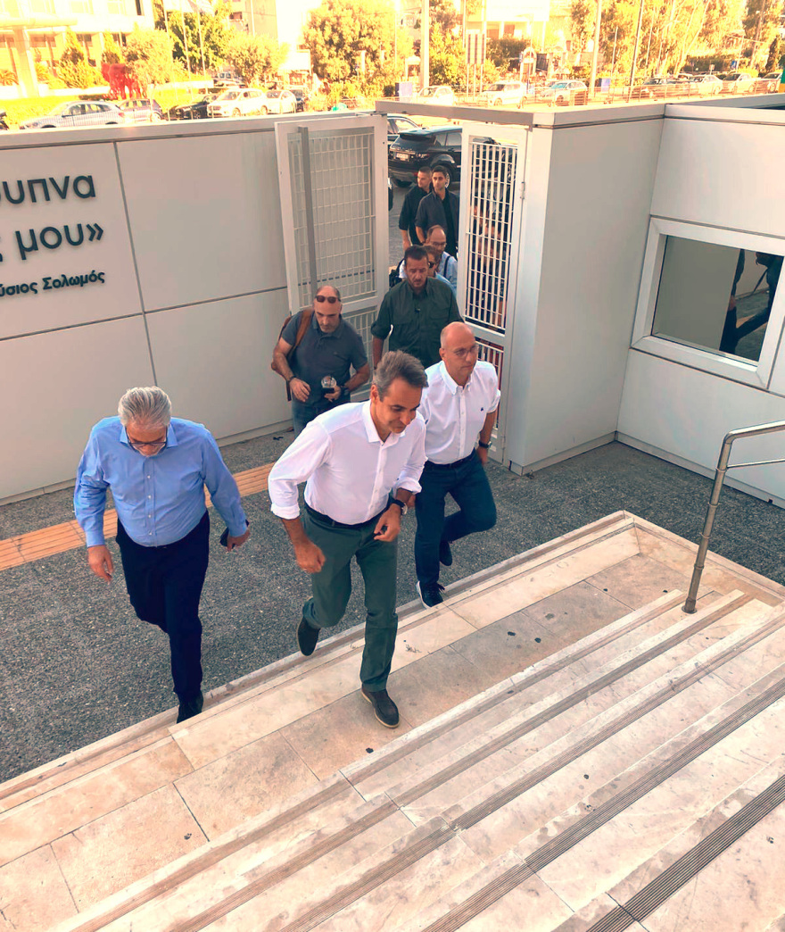 Στο Συντονιστικό Κέντρο της Πολιτικής Προστασίας ο Κυριάκος Μητσοτάκης