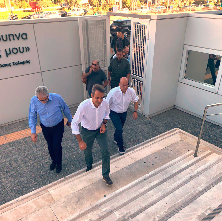 Στο Συντονιστικό Κέντρο της Πολιτικής Προστασίας ο Κυριάκος Μητσοτάκης