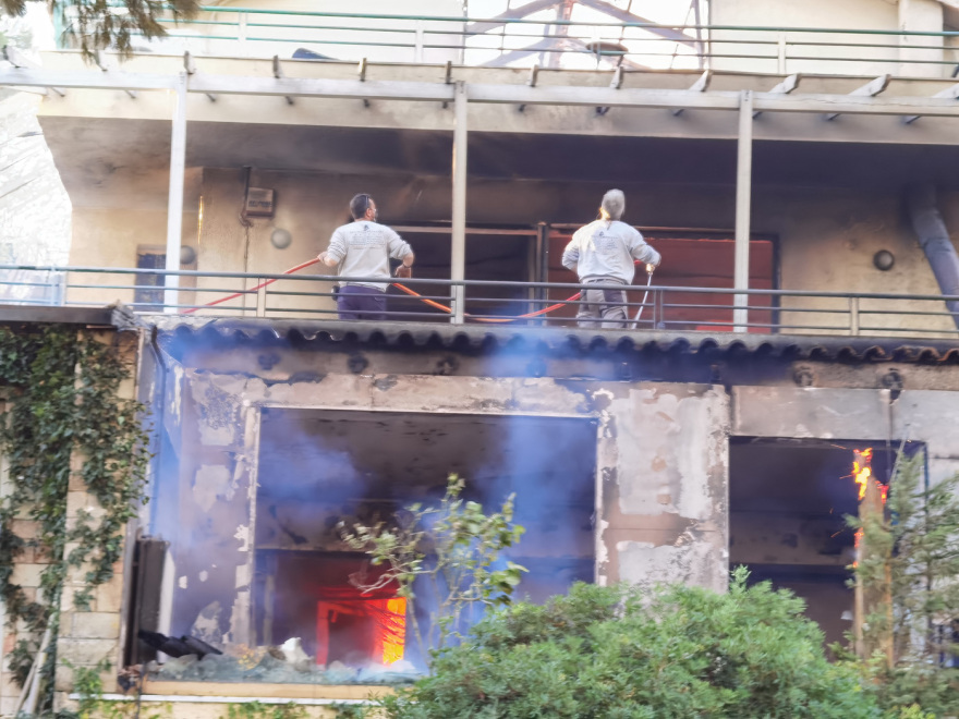 Φωτιά στην Πεντέλη: Καίγεται σπίτι στην Ανθούσα