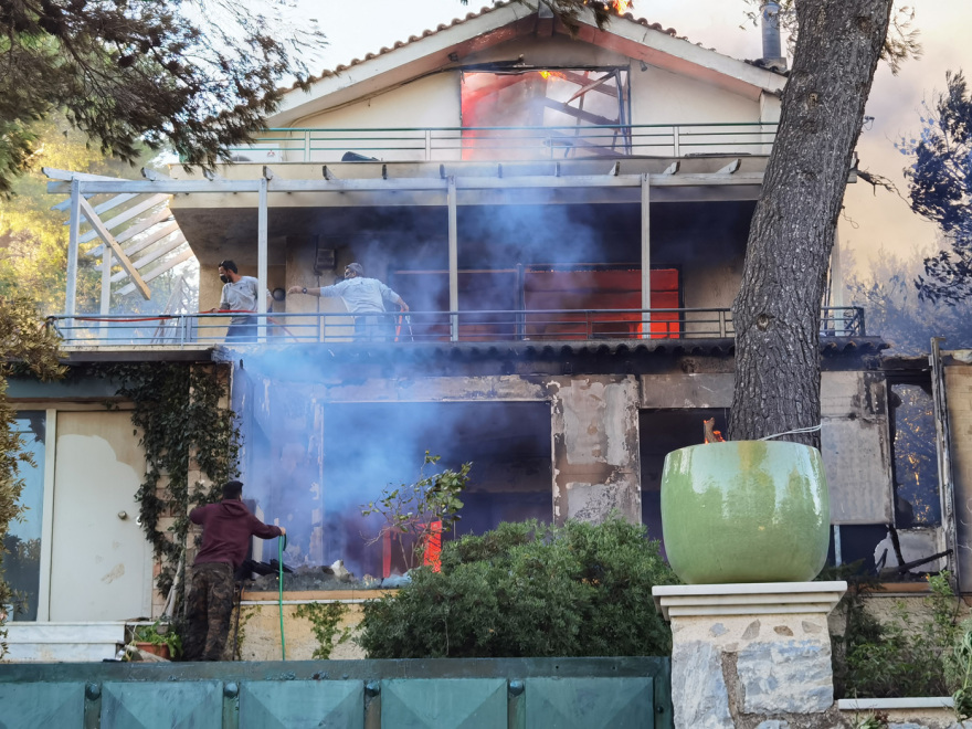 Φωτιά στην Πεντέλη: Καίγεται σπίτι στην Ανθούσα