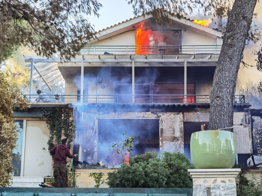 Φωτιά στην Πεντέλη: Καίγεται σπίτι στην Ανθούσα