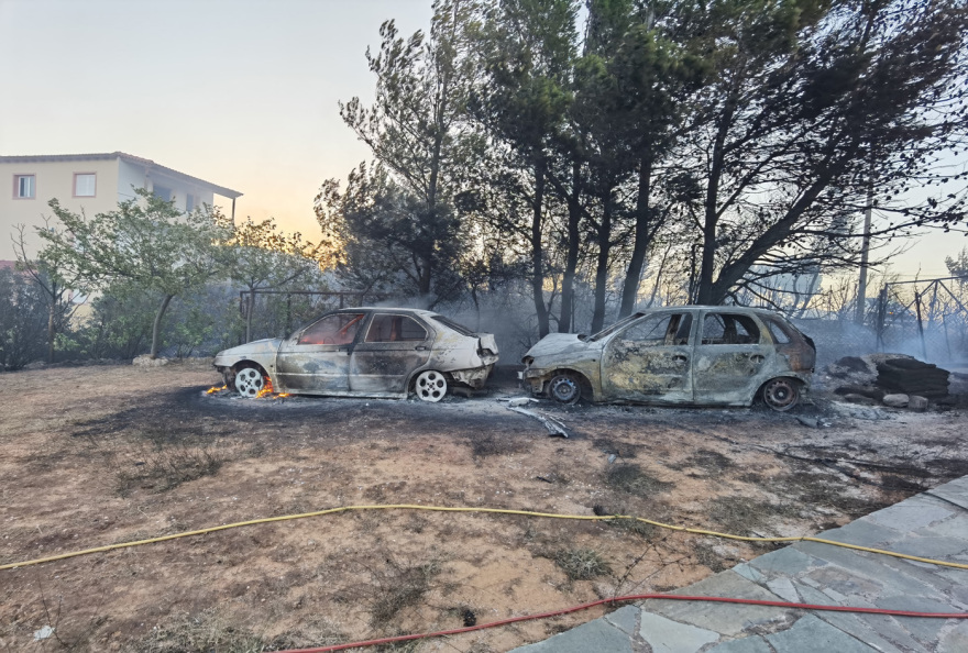 Φωτιά στην Πεντέλη: Καίγεται σπίτι στην Ανθούσα