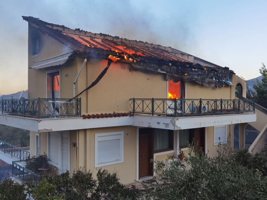 Φωτιά στην Πεντέλη: Καίγεται σπίτι στην Ανθούσα