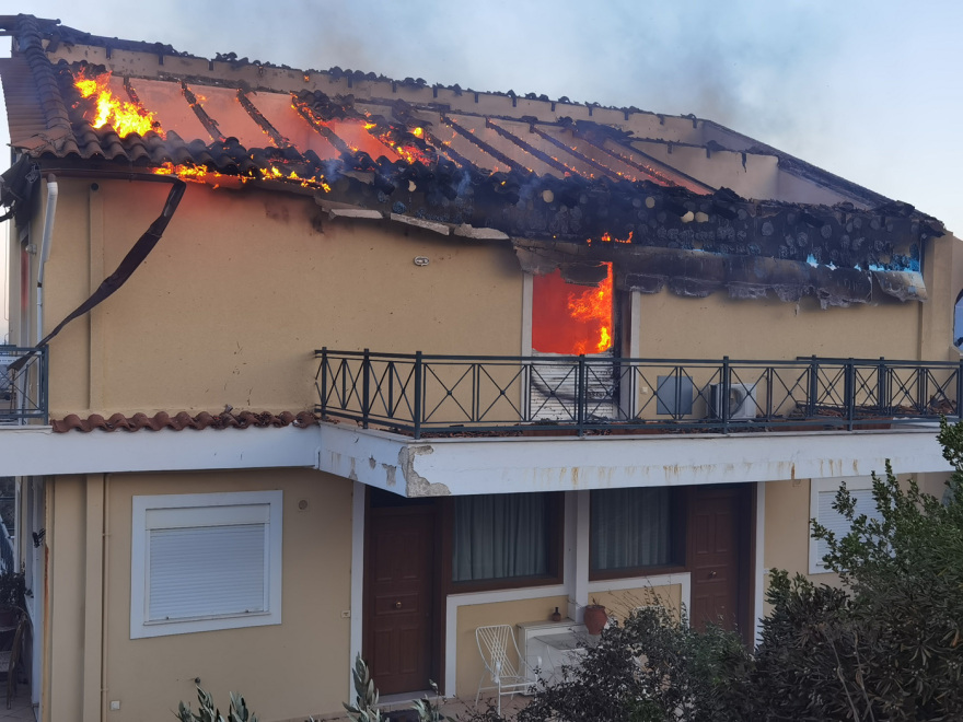 Φωτιά στην Πεντέλη: Καίγεται σπίτι στην Ανθούσα