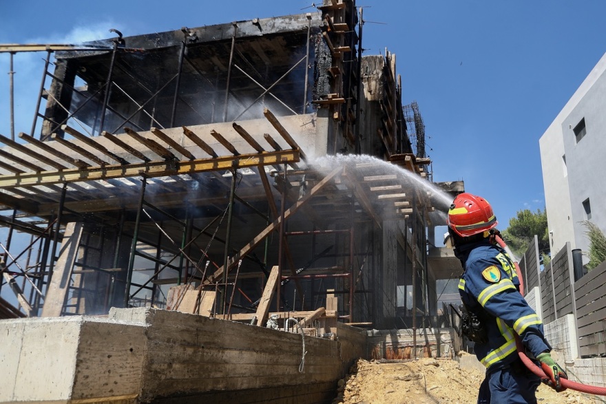 Φωτιά στην Πεντέλη: Καμένα σπίτια, οχήματα κι επιχειρήσεις αφήνει πίσω της η πυρκαγιά 