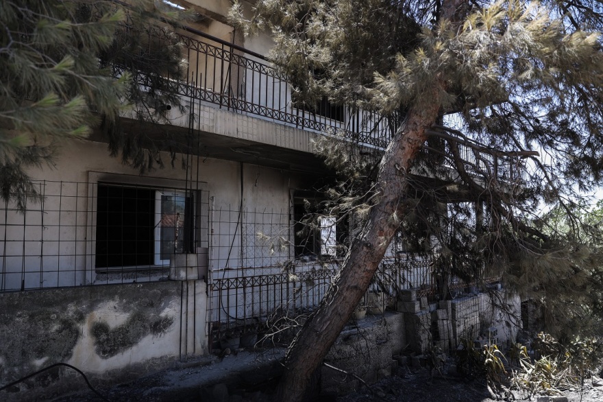 Φωτιά στην Πεντέλη: Καμένα σπίτια, οχήματα κι επιχειρήσεις αφήνει πίσω της η πυρκαγιά 