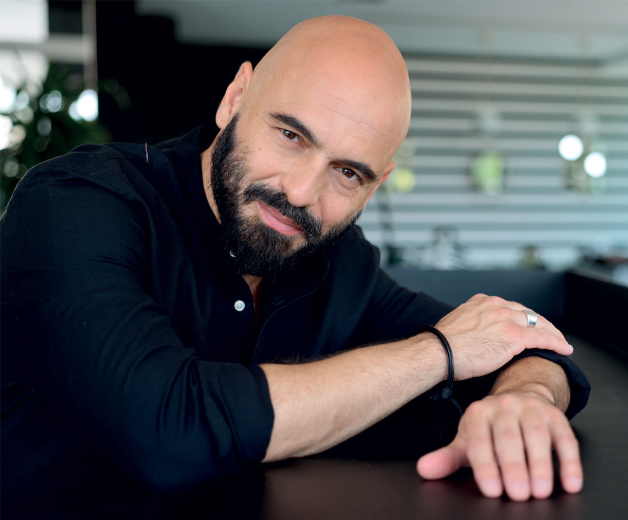 Δημήτρης Μαραμής: «Η τέχνη είναι θεραπευτική, αλλά σε δόσεις»