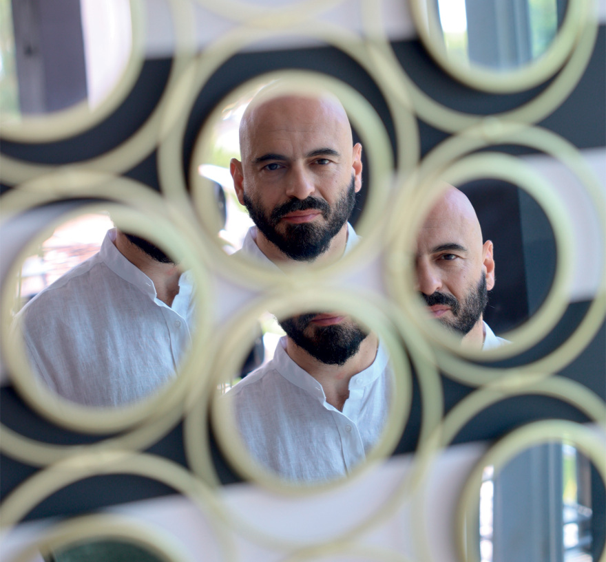 Δημήτρης Μαραμής: «Η τέχνη είναι θεραπευτική, αλλά σε δόσεις»