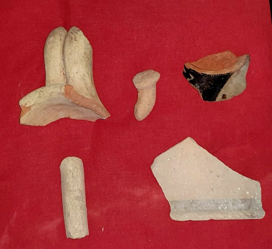 Έκανε το σπίτι της μουσείο με 25 αρχαία εκθέματα στη Μήλο