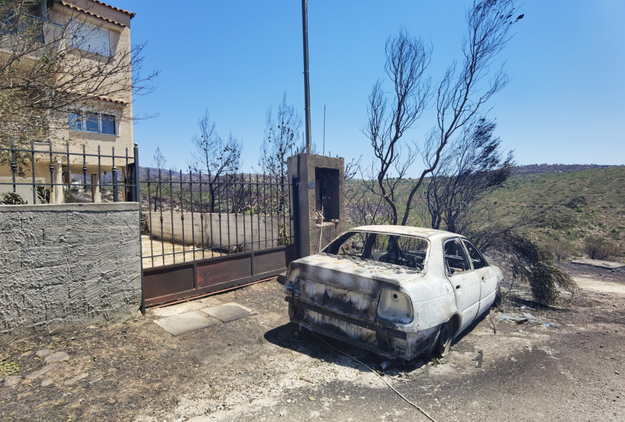 Φωτιά στην Πεντέλη: «Μας έσωσε την τελευταία στιγμή μια υδροφόρα»