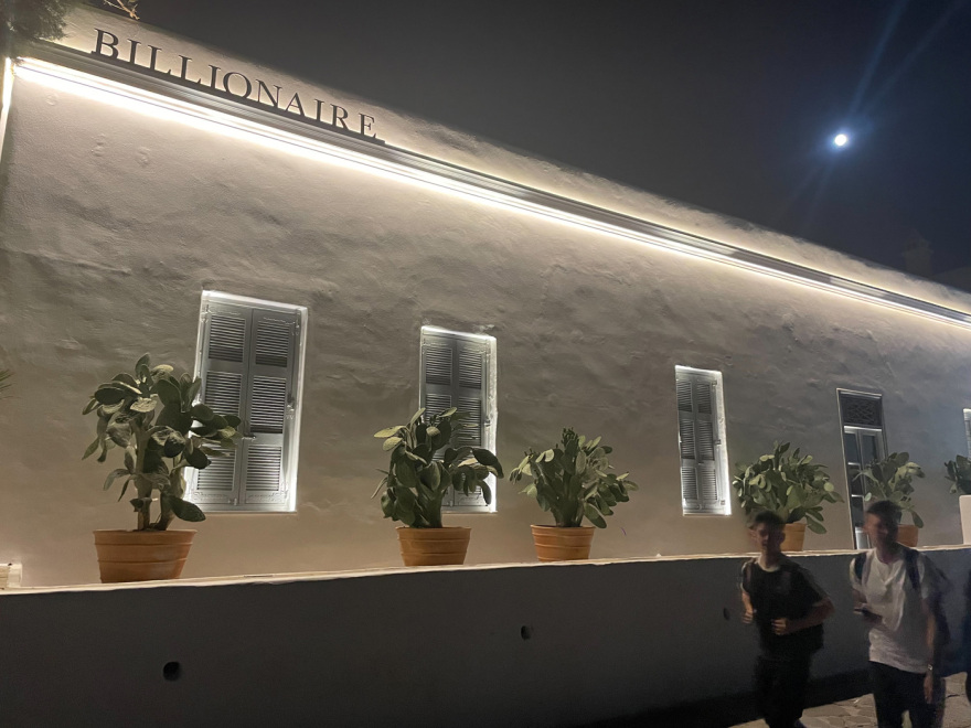 Μύκονος: Η Ευγενία Νιάρχου, οι ουρές στη Φτελιά, το «Billionaire» και ο κύριος... Patek Philippe