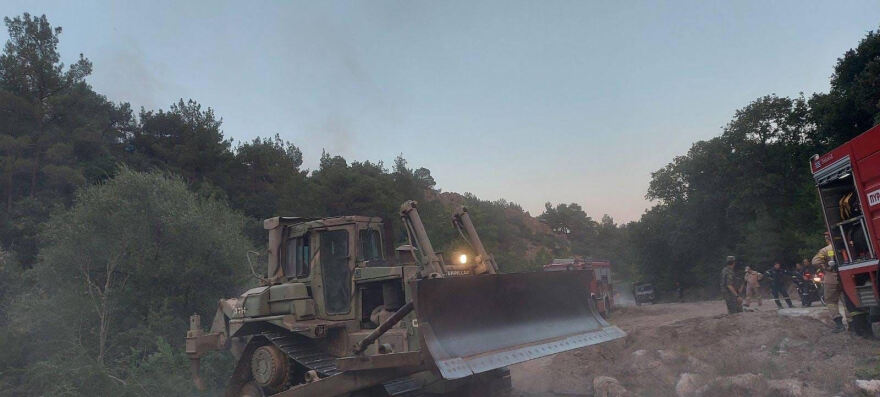 Φωτιά στον Έβρο: Στις παρυφές του δάσους Δαδιάς το μέτωπο, σηκώθηκαν εναέρια μέσα