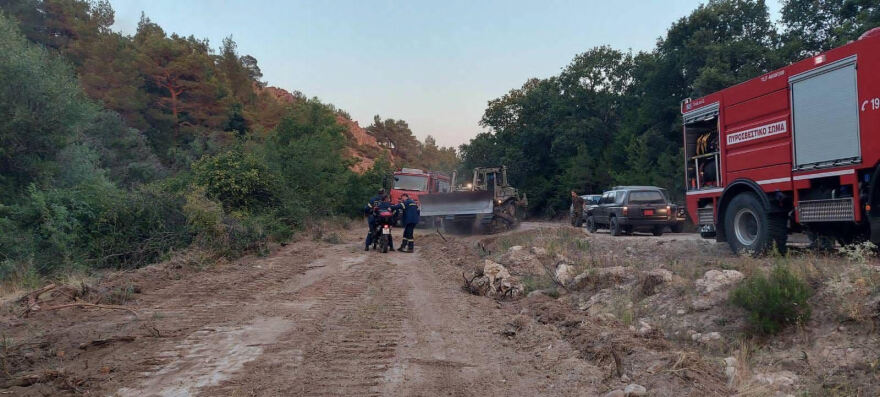 Φωτιά στον Έβρο: Στις παρυφές του δάσους Δαδιάς το μέτωπο, σηκώθηκαν εναέρια μέσα