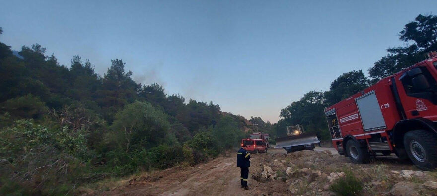 Φωτιά στον Έβρο: Στις παρυφές του δάσους Δαδιάς το μέτωπο, σηκώθηκαν εναέρια μέσα