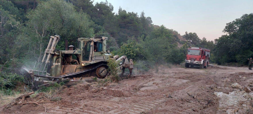 Φωτιά στον Έβρο: Στις παρυφές του δάσους Δαδιάς το μέτωπο, σηκώθηκαν εναέρια μέσα