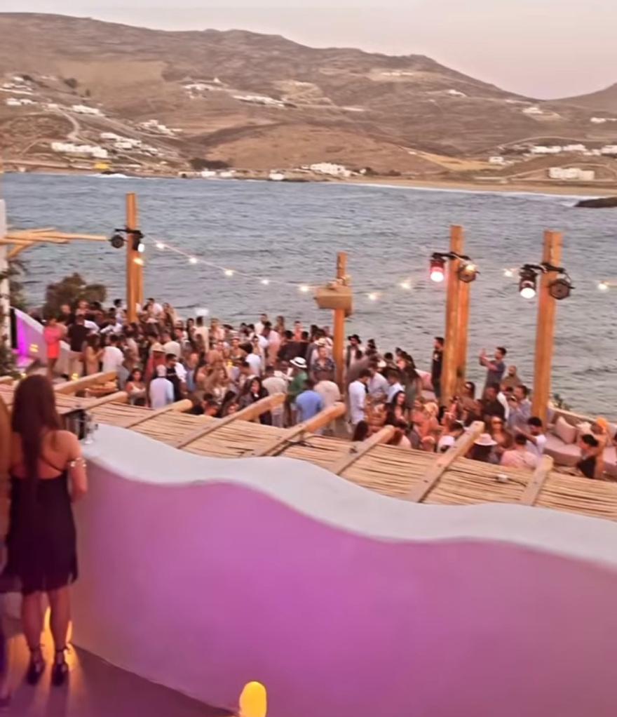 Μύκονος: Η Ευγενία Νιάρχου, οι ουρές στη Φτελιά, το «Billionaire» και ο κύριος... Patek Philippe