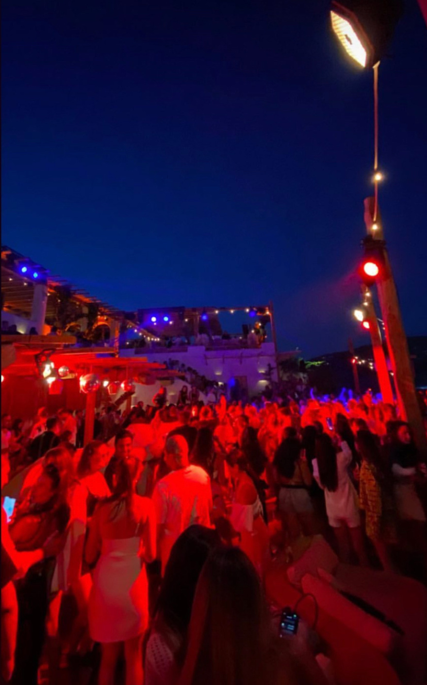 Μύκονος: Η Ευγενία Νιάρχου, οι ουρές στη Φτελιά, το «Billionaire» και ο κύριος... Patek Philippe