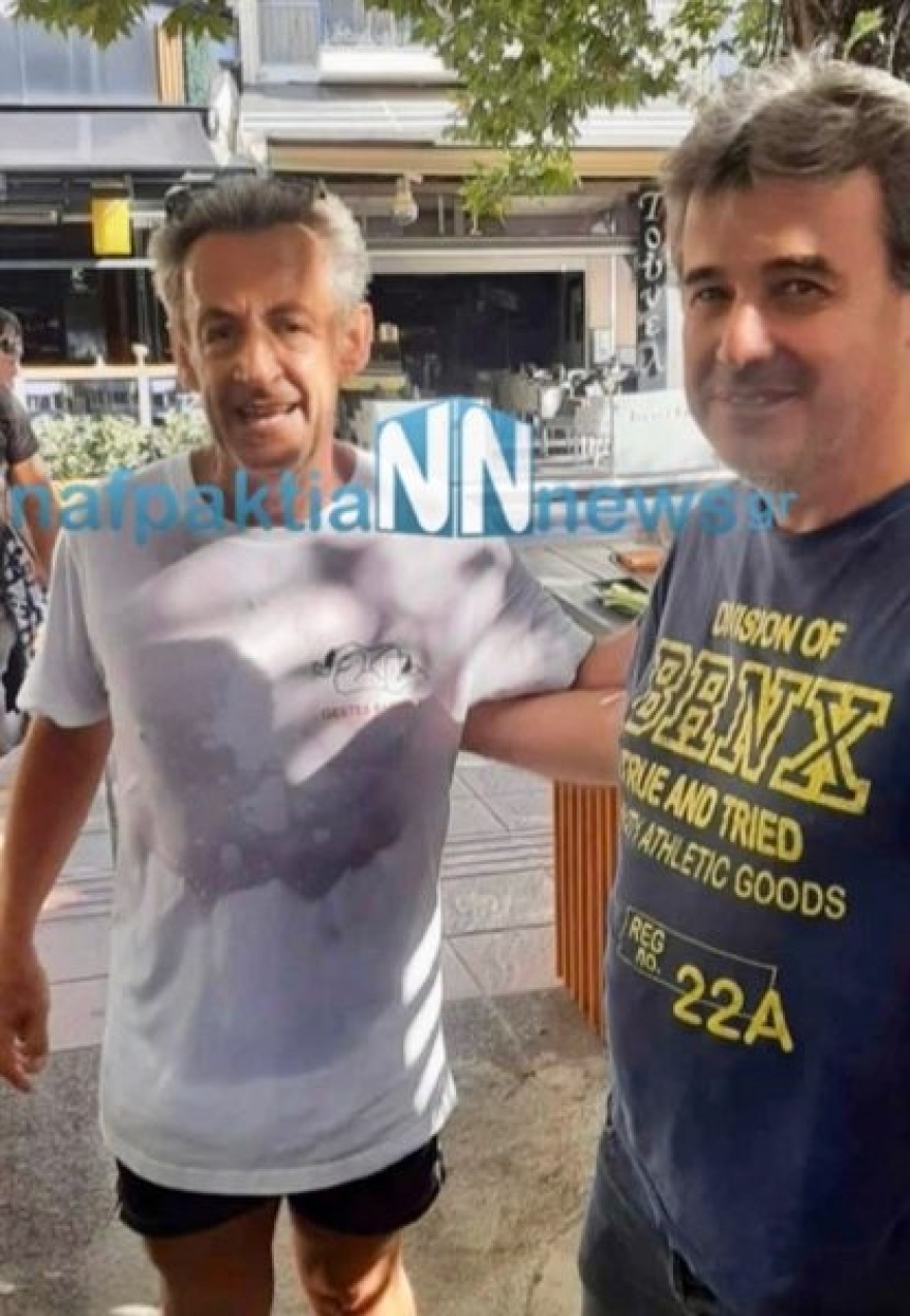 Στη Ναύπακτο ο Σαρκοζί - Έβγαλε σέλφι με κατοίκους