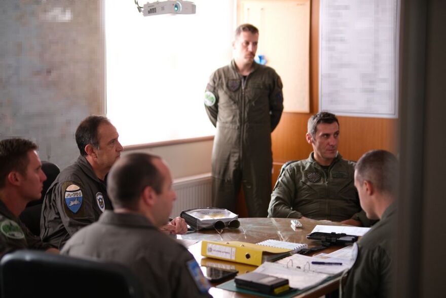 Ο αρχηγός της Πολεμικής Αεροπορίας πέταξε με F-16 και μετείχε σε εναέρια μάχη εναντίον F-35!