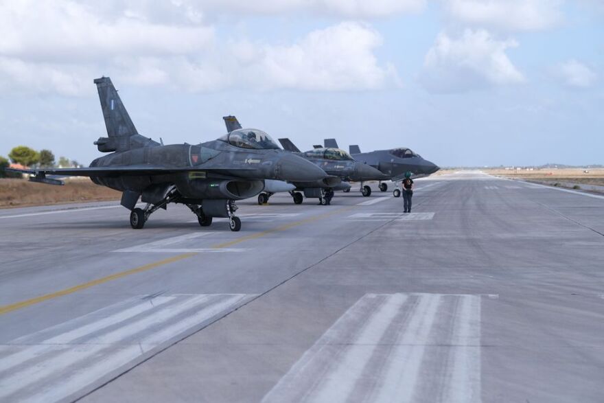 Ο αρχηγός της Πολεμικής Αεροπορίας πέταξε με F-16 και μετείχε σε εναέρια μάχη εναντίον F-35!