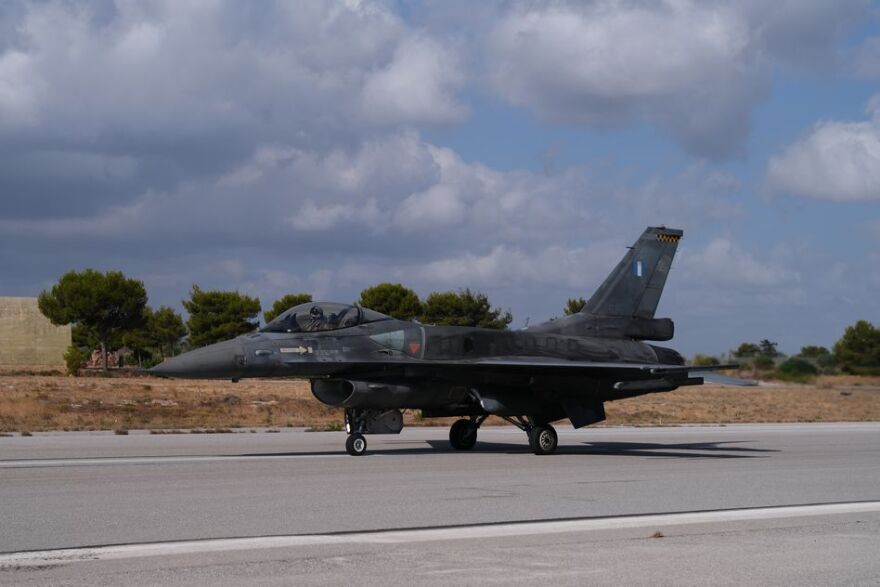 Ο αρχηγός της Πολεμικής Αεροπορίας πέταξε με F-16 και μετείχε σε εναέρια μάχη εναντίον F-35!