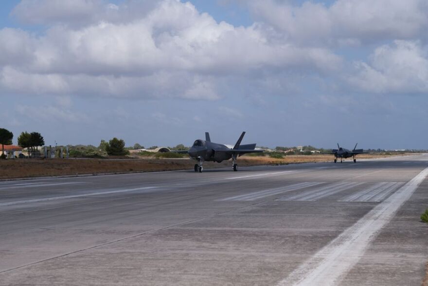 Ο αρχηγός της Πολεμικής Αεροπορίας πέταξε με F-16 και μετείχε σε εναέρια μάχη εναντίον F-35!