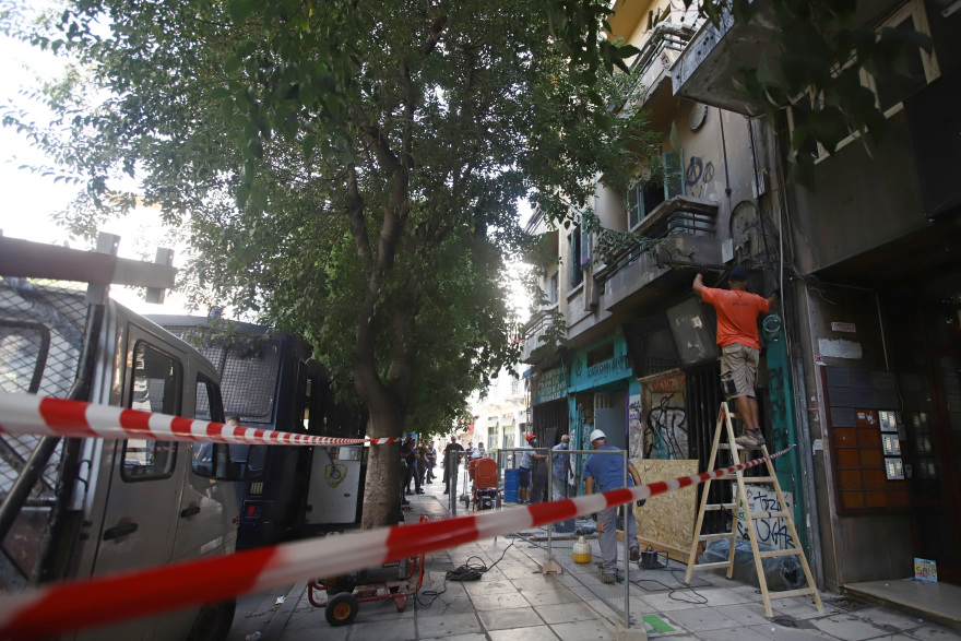 Θεσσαλονίκη: Σφραγίζεται η κατάληψη «111» - Βρέθηκαν κράνη, στειλιάρια, πυροσβεστήρες και μπουκάλια