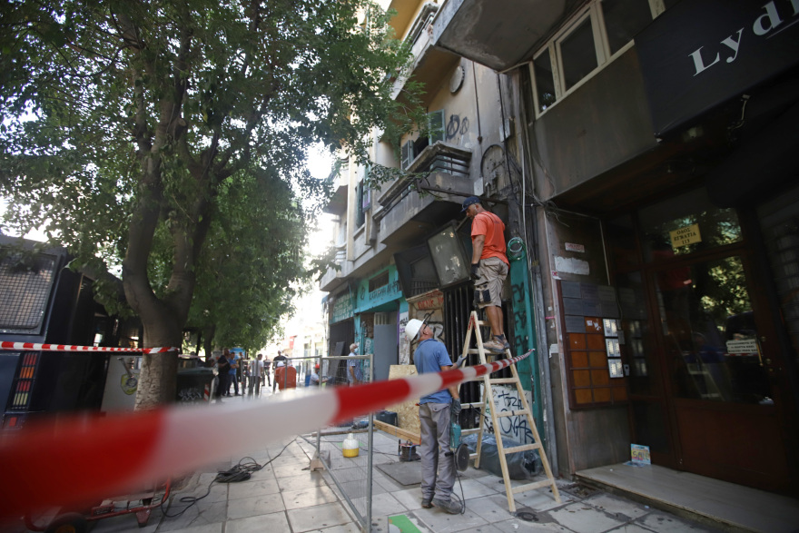 Θεσσαλονίκη: Σφραγίζεται η κατάληψη «111» - Βρέθηκαν κράνη, στειλιάρια, πυροσβεστήρες και μπουκάλια