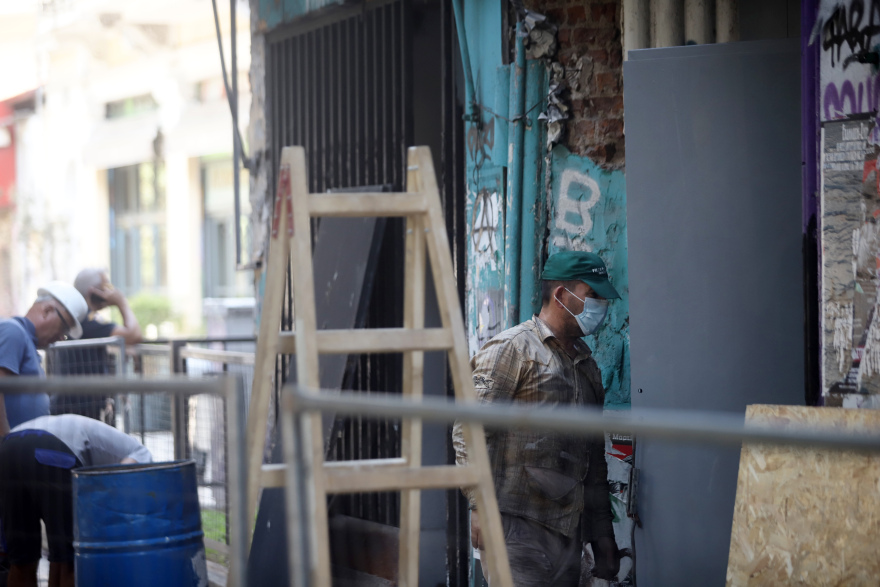 Θεσσαλονίκη: Σφραγίζεται η κατάληψη «111» - Βρέθηκαν κράνη, στειλιάρια, πυροσβεστήρες και μπουκάλια