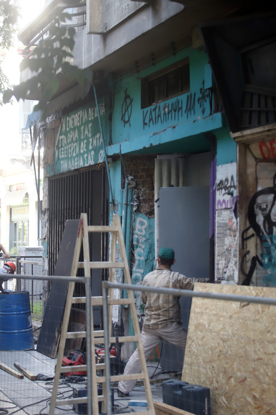 Θεσσαλονίκη: Σφραγίζεται η κατάληψη «111» - Βρέθηκαν κράνη, στειλιάρια, πυροσβεστήρες και μπουκάλια