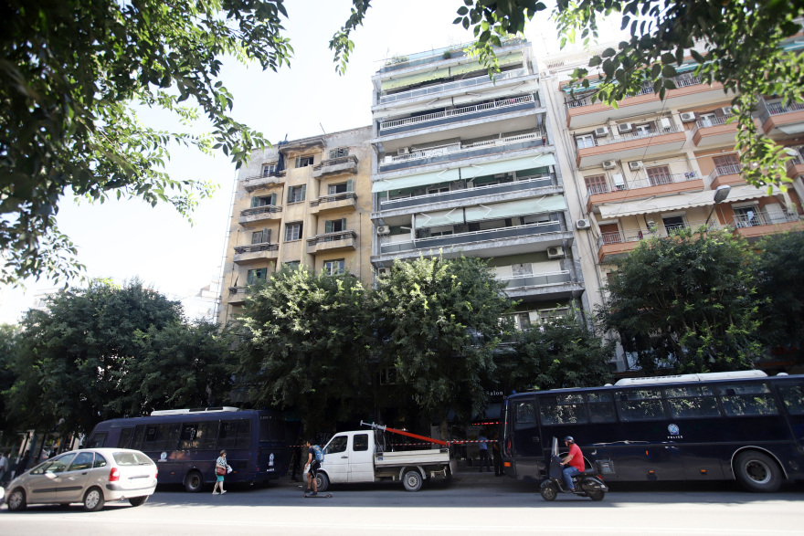 Θεσσαλονίκη: Σφραγίζεται η κατάληψη «111» - Βρέθηκαν κράνη, στειλιάρια, πυροσβεστήρες και μπουκάλια