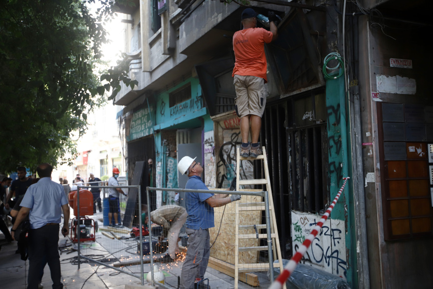 Θεσσαλονίκη: Σφραγίζεται η κατάληψη «111» - Βρέθηκαν κράνη, στειλιάρια, πυροσβεστήρες και μπουκάλια