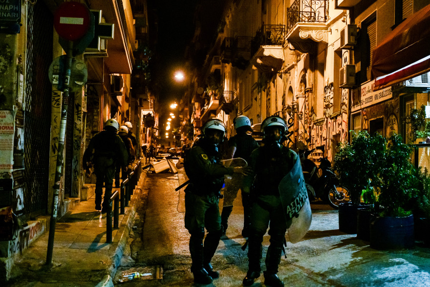 Σκηνικό έντασης στα Εξάρχεια - Δεκάδες προσαγωγές