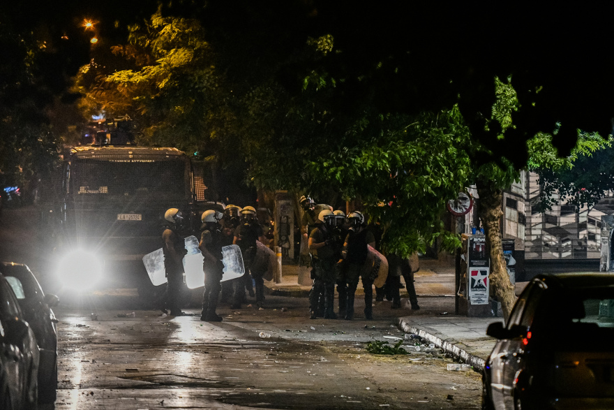 Σκηνικό έντασης στα Εξάρχεια - Δεκάδες προσαγωγές