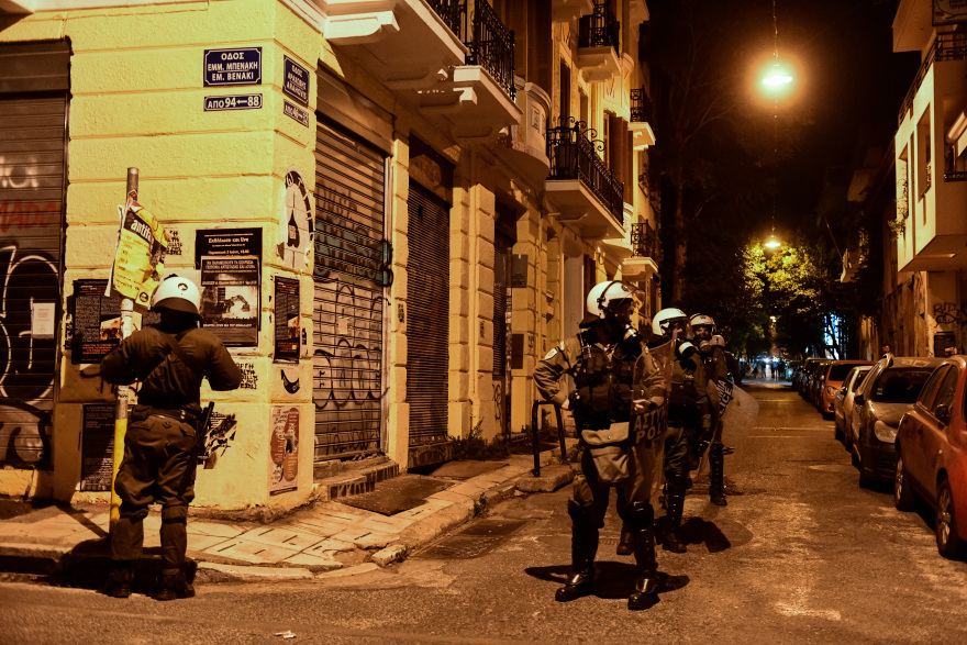 Σκηνικό έντασης στα Εξάρχεια - Δεκάδες προσαγωγές