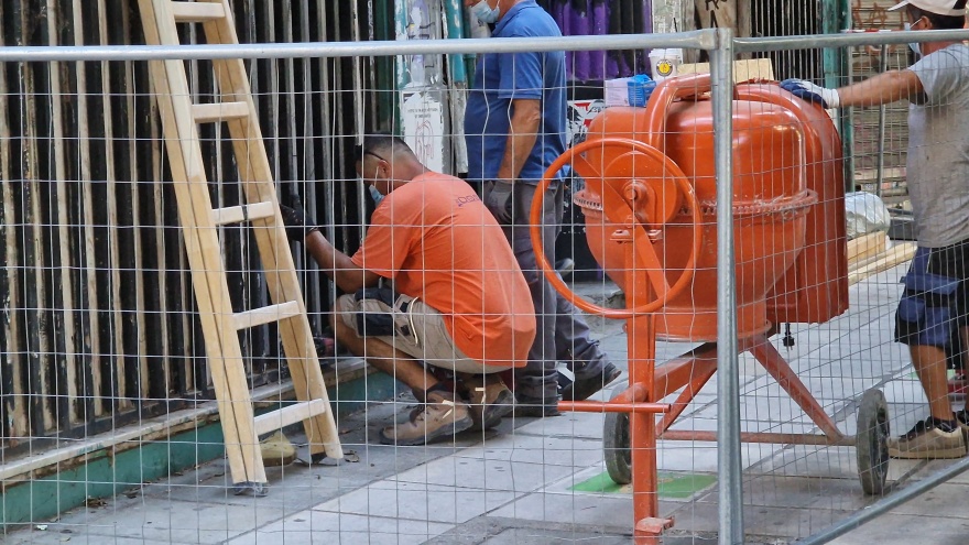 Θεσσαλονίκη: Σφραγίζεται η κατάληψη «111» - Βρέθηκαν κράνη, στειλιάρια, πυροσβεστήρες και μπουκάλια