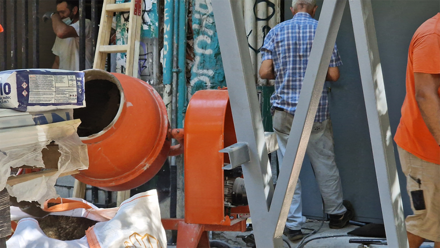 Θεσσαλονίκη: Σφραγίζεται η κατάληψη «111» - Βρέθηκαν κράνη, στειλιάρια, πυροσβεστήρες και μπουκάλια