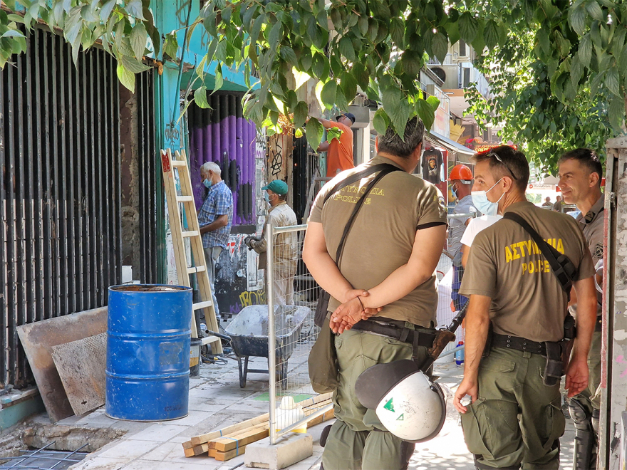 Θεσσαλονίκη: Σφραγίζεται η κατάληψη «111» - Βρέθηκαν κράνη, στειλιάρια, πυροσβεστήρες και μπουκάλια