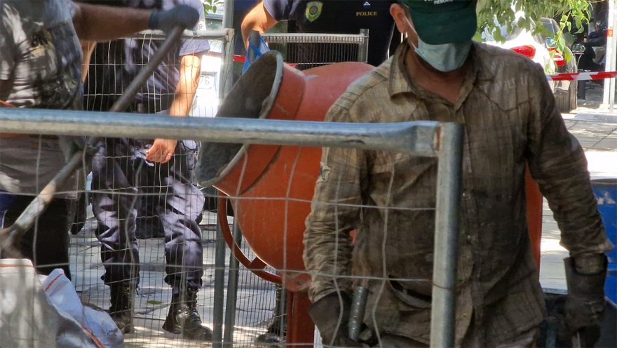 Θεσσαλονίκη: Σφραγίζεται η κατάληψη «111» - Βρέθηκαν κράνη, στειλιάρια, πυροσβεστήρες και μπουκάλια