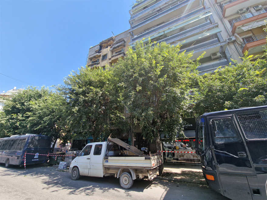 Θεσσαλονίκη: Σφραγίζεται η κατάληψη «111» - Βρέθηκαν κράνη, στειλιάρια, πυροσβεστήρες και μπουκάλια